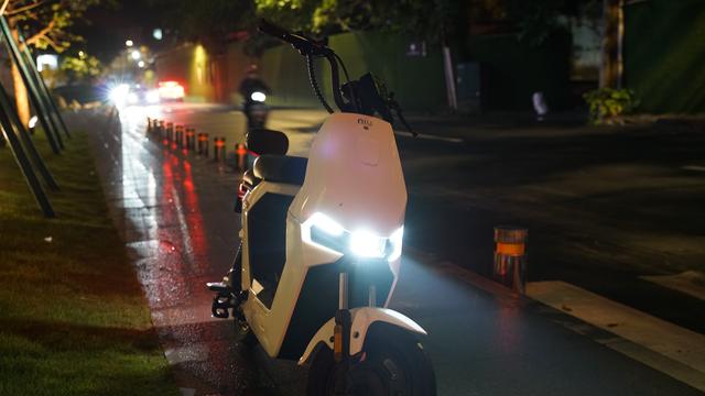 摇摆二轮滑板怎么玩，两轮滑板怎么玩（两千元档也能拥有全能选手）