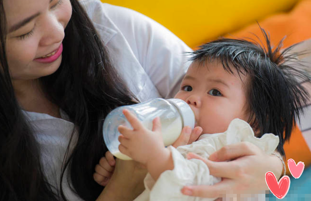 奶粉冲泡正确方法，宝宝奶粉如何冲泡（奶粉如何冲泡、试温、喂养）