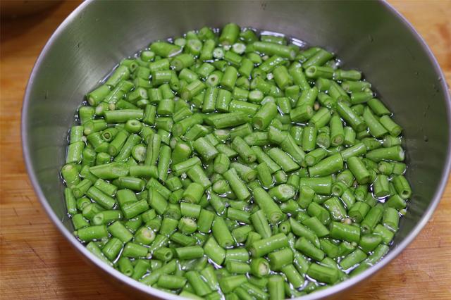 芸豆怎么炒好吃，扁芸豆怎么炒好吃（奶奶教的老式炒豆角方法）
