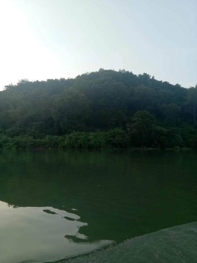 许卫国的人物履历，许卫国（：翻越湖南省沅陵县原始部落居住地——磨鹰岩）