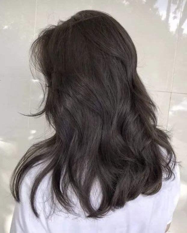闷青色是什么颜色，黑茶色加闷青色是什么颜色（绿色从服饰火到了发色）