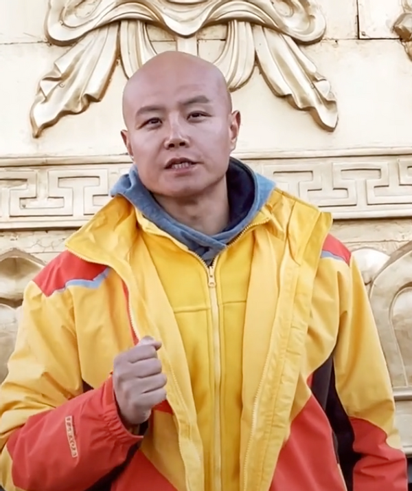 乐嘉回应强吻谢娜事件，他感情坎坷，一共有三段婚姻，三个孩子