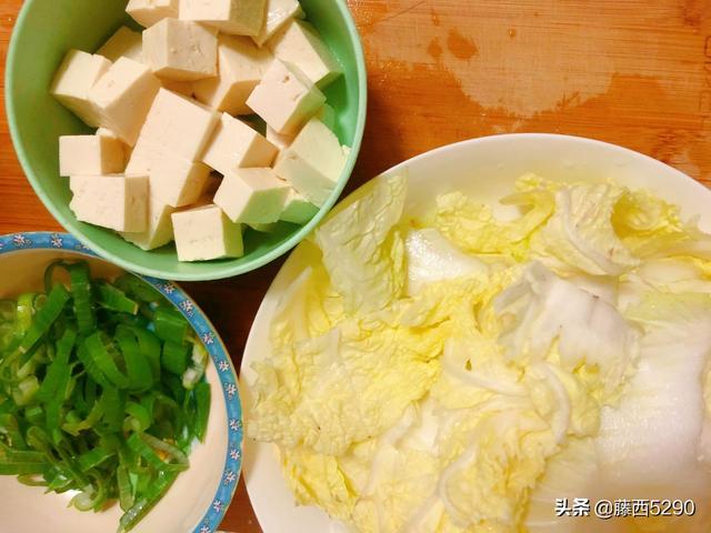 清水煮白菜的功效，水煮大白菜的功效（清热解毒暖心暖胃的大白菜炖豆腐）