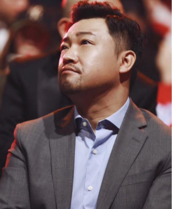 “喜剧接班人”贾冰：35岁辞去副处级工作，娶美女妻子，人生赢家