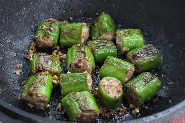 菜做辣了放什么让它不辣，如何让放辣椒的菜不辣（不妨试试这做法）