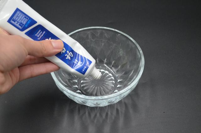 怎么刷鞋子干净又白，白鞋子怎么刷的干净（白鞋脏了别用水擦）