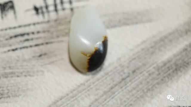 和田玉籽料小知识，看籽料表面的这些特征就明白了