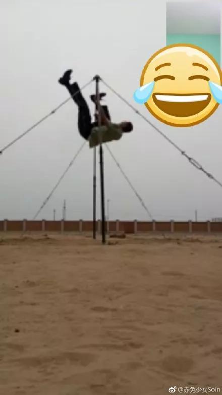 激光雨是什么梗，激光雨歌词什么意思（他竟然给我表演这个...）