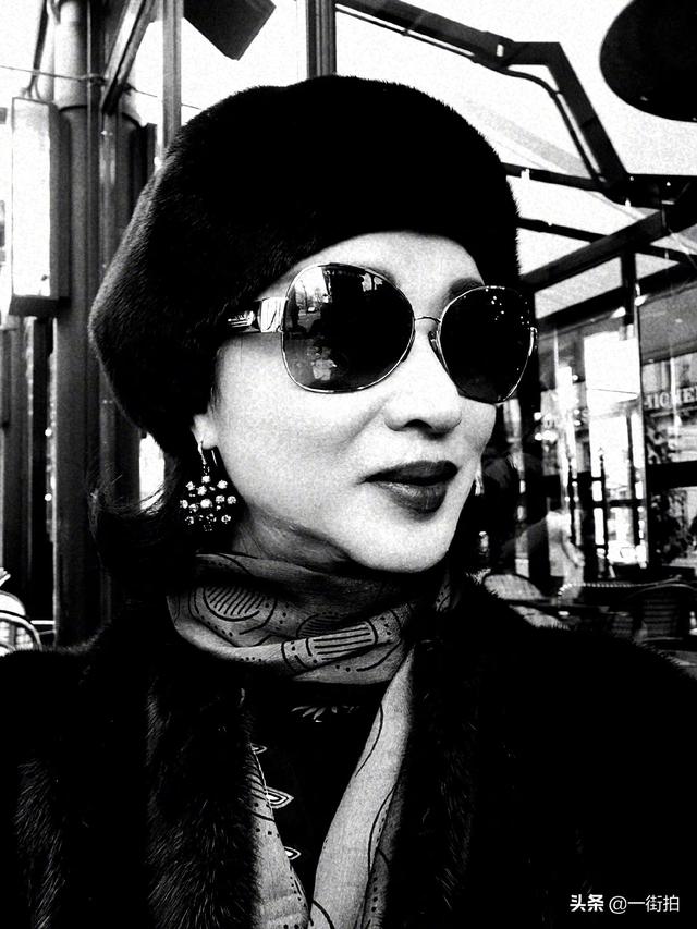 黑色皮草搭配图片，黑色长款皮草外套冬季搭配（穿黑色皮草配围巾品味真高）