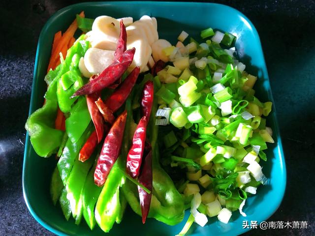 青椒炒鸡架的家常做法，青椒炒鸡架怎么做好吃（去市场两块五买了一个生鸡架）