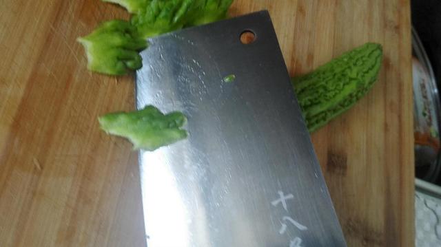 苦瓜怎么做不苦，苦瓜要怎么做才不苦而且还脆（学会了夏天隔三岔五吃）