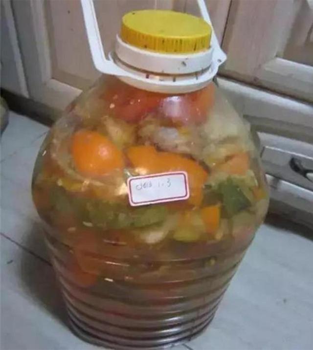 淘米水发酵多久浇花最好，淘米水要发酵多久能浇花和蔬菜（放在阳台发酵半个月）