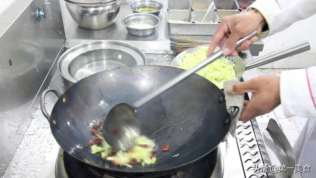 圆白菜炒粉丝的做法，圆白菜炒粉家常做法（包菜炒粉条粉怎么做更好吃）