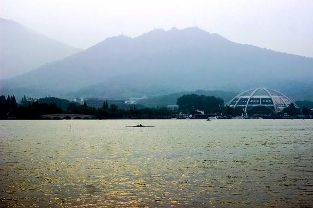 南京玄武湖有几个门，南京玄武湖有什么（如今游人如织的玄武湖）
