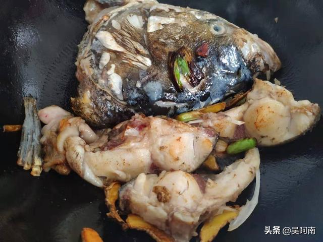 熬鱼汤怎么做，熬鱼汤怎么做好喝又有营养（大厨教你做鱼汤的正宗做法）