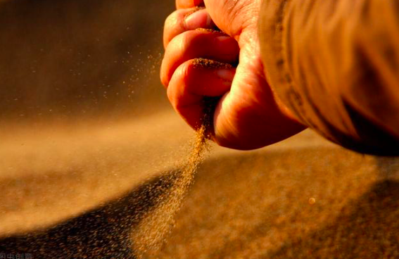 千淘万漉的意思，千淘万漉虽辛苦,吹尽狂沙始到金的意思（刘禹锡的一首哲理诗）