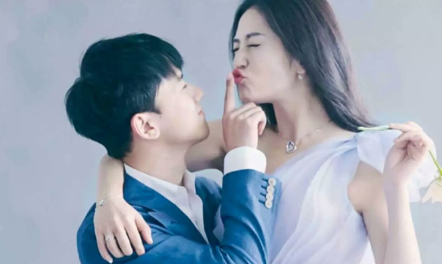 张杰谢娜的结婚照片，谢娜和张杰李宇春（夫妻穿情侣装向对方表白）