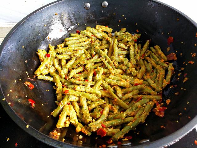 素炒豆角怎么炒好吃，豆角怎么炒着好吃（素炒的豆角比肉解馋）