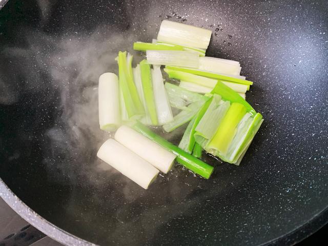 海参怎样烹饪，海参烹饪方法视频（上海妈妈教你“葱烧海参”家常做法）