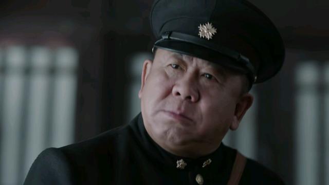 西装加运动鞋恶心，女生西装配什么鞋子（网友：好人坏人都被他承包了）