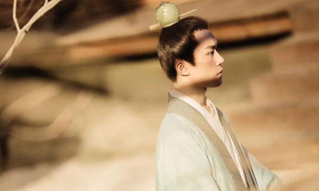 形容男孩子帅气的词语，夸男孩子帅气的成语（怎样用诗词优雅地夸男生“你很帅”、“很有风度”）