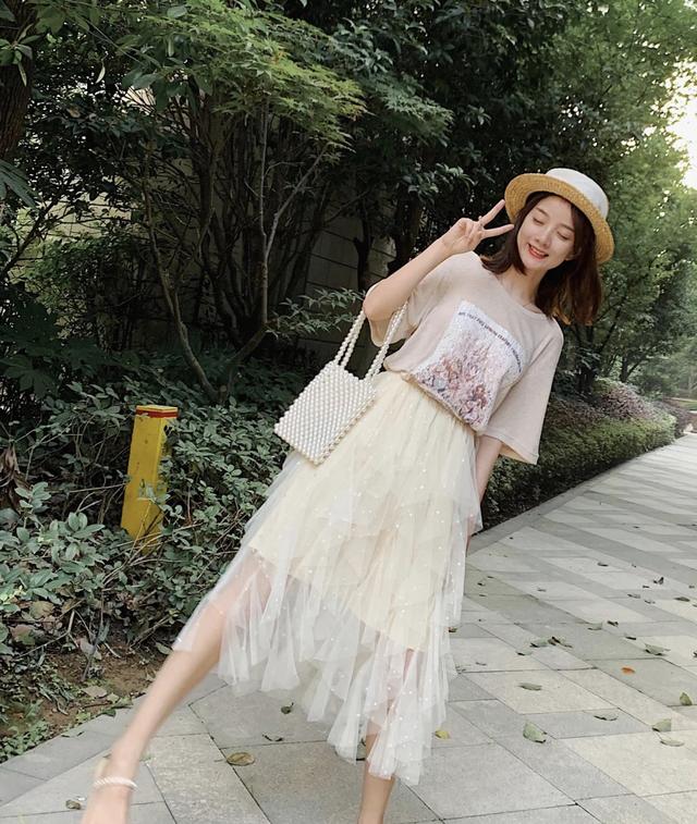 纱裙配什么上衣好看，纱裙的上衣搭配（让你绽放不一样的美丽）
