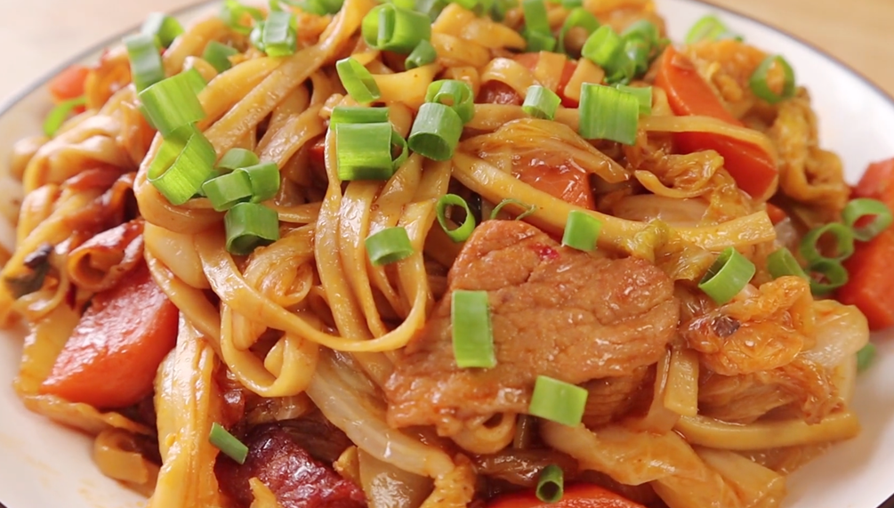 圖片[1]-【白菜豬肉燜面】做法步驟圖 家人隔天就想吃 家里面條都不夠-起舞食譜網(wǎng)