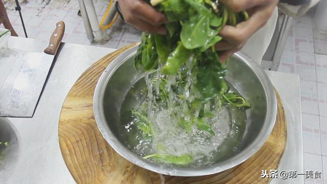 凉拌菠菜粉丝做法，菠菜粉丝凉拌菜的做法（厨师长把菠菜和粉丝拌在一起）