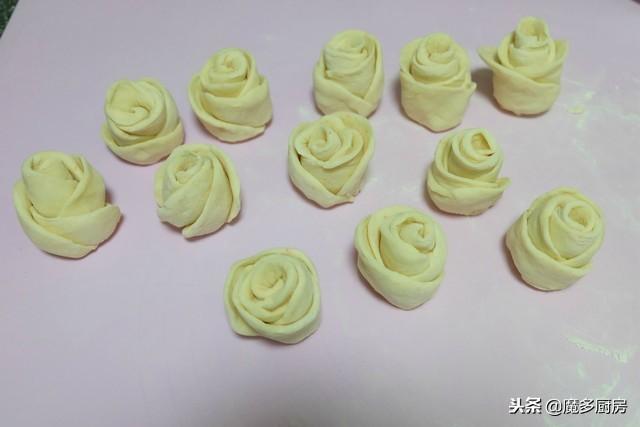 玫瑰花馒头怎么做，怎样做美味的南瓜味的玫瑰馒头（手把手教你做玫瑰花馒头）