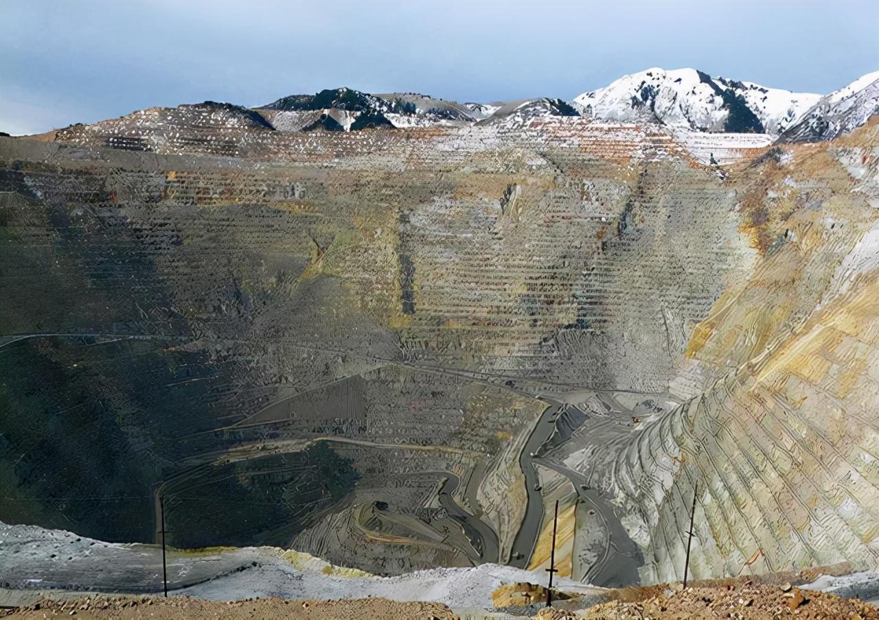 由于阿塔卡马沙漠的地下岩层复杂,圣何塞铜矿内的井道呈z字形曲曲折折