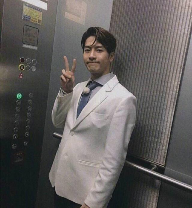 王嘉尔英文名，哪些明星有英文名（王嘉尔遇到事业瓶颈）