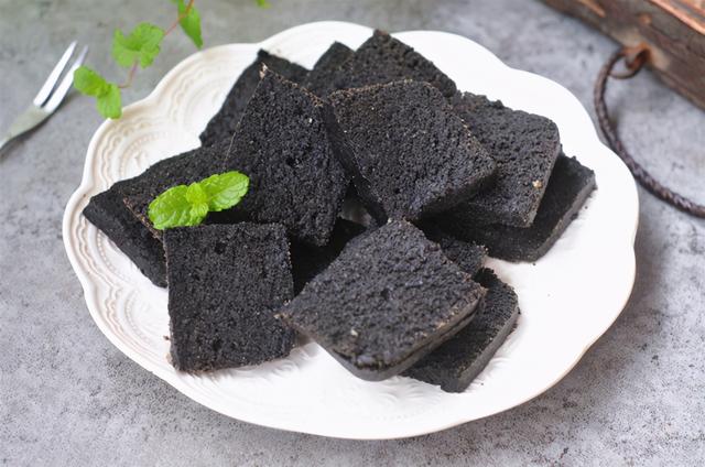 怎样自制黑芝麻核桃糕，黑芝麻核桃仁糕怎么做（儿子迷上坚果糕）