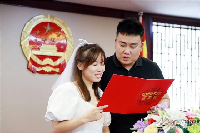 敬礼是左手还是右手，升国旗敬礼是左手还是右手（沪上新人以爱的名义与国同庆）