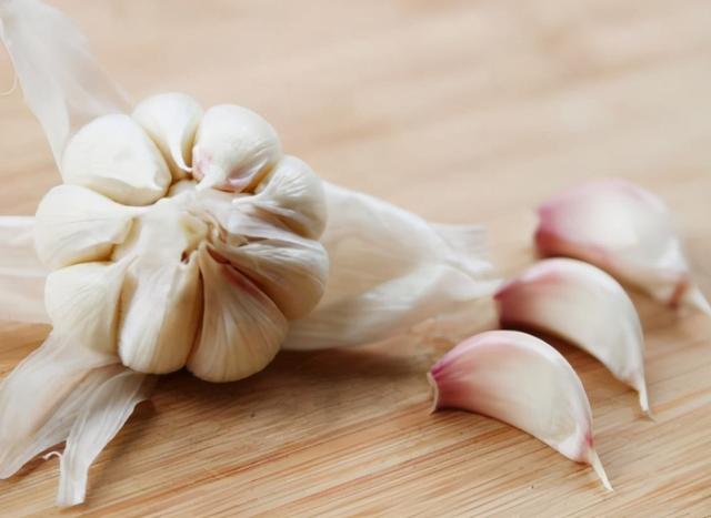 蒜蓉的制作方法，蒜蓉饼的制作方法（蒜蓉不苦不发黑）