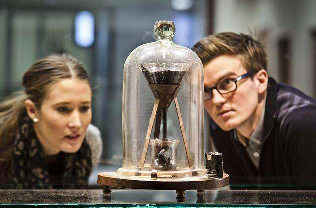 沥青滴漏实验的意义是什么，沥青是液体实验的意义（进行了快100年）