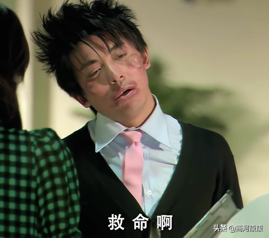 1,张伟,是电视剧《爱情公寓》系列的六大男主角之一,由李佳航饰演.