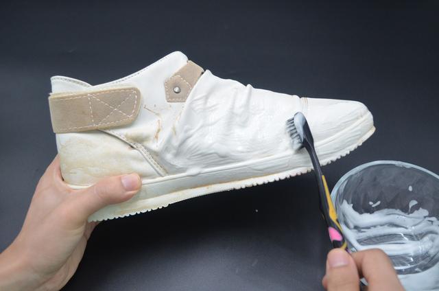 怎么刷鞋子干净又白，白鞋子怎么刷的干净（白鞋脏了别用水擦）