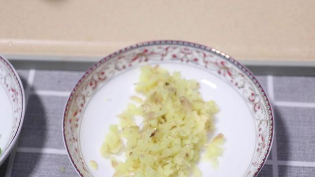 凉拌皮蛋豆腐的汁怎么调，皮蛋嫩豆腐凉拌的做法（教你做凉拌皮蛋豆腐）
