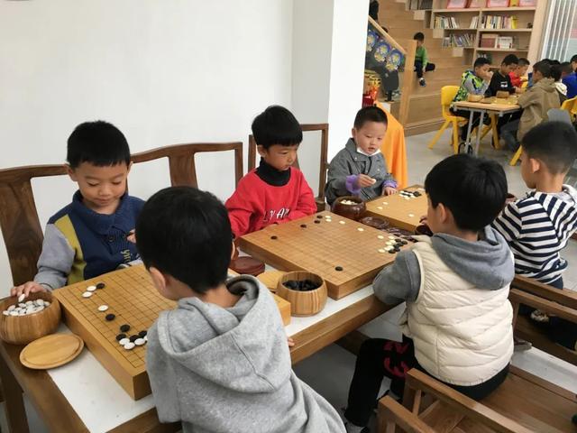 围棋厉害的孩子哪方面聪明，下围棋的人智商很高吗（培养孩子创造力和思考力的绝佳手段）