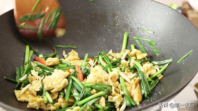 蒜苗炒鸡蛋怎么炒，蒜苗炒鸡蛋的简单做法（原来诀窍在这里）