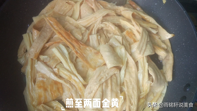 辣条的制作过程，怎么在家里自己制作可以吃的辣条（想吃辣条不用买）