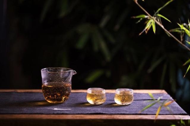 形容品茶的句子，形容品尝茶的句子（一个人品茶的心情句子）