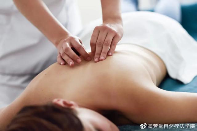 檀香精油的功效与作用，檀香精油、玫瑰、薰衣草分别的功效（赴一场心灵之约——檀香精油）