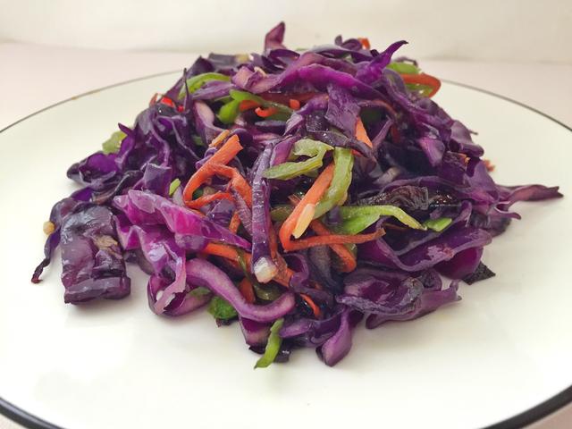 家常炒紫甘蓝的做法窍门，清炒紫甘蓝爽脆可口