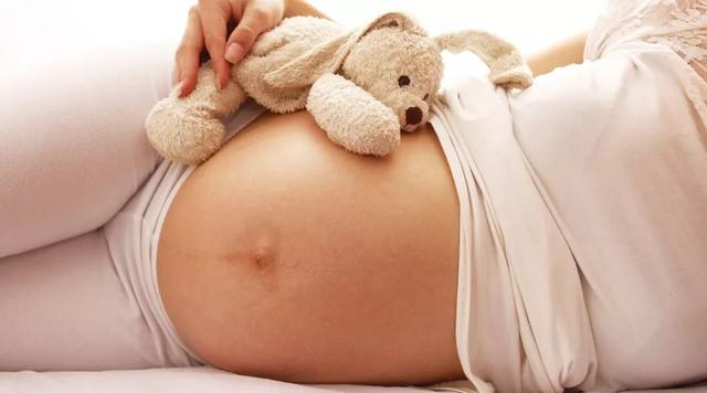 胎儿缺氧的表现与症状，怀孕胎儿缺氧是什么症状（其实是胎儿健康发育的信号）