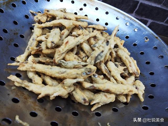 酸辣鱼汤的做法，酸辣鱼汤的家常做法（酸辣爽口的秘密全在这碗小鱼汤里）