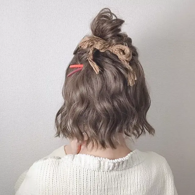 丸子头怎么扎出蓬松感，怎么扎丸子头好看又简单又蓬松（扎丸子头一不小心变“道姑”）