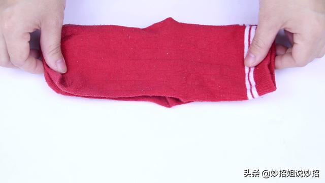 连衣裙怎么叠省空间，连衣裙怎么叠最省空间（教你收纳新方法）