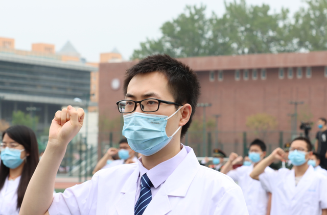 哪种人不适合学医，女生学什么专业好（“家庭条件差的学生不建议学医”）