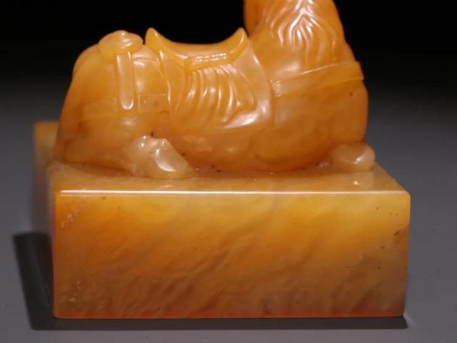 田黄石印章,田黄石印章真品图片(名家田黄印章 四套>)